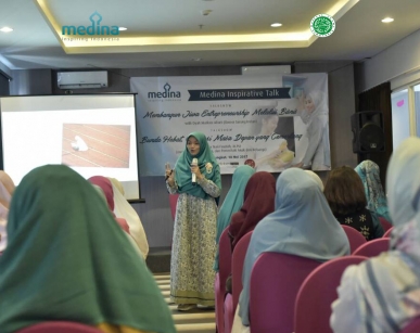Medina Inspirative Talk tema Membangun Jiwa Entrepreneurship Melalui Bisnis dan Talkshow Bunda Hebat, Generasi Masa Depan yang Cemerlang  (Surabaya)