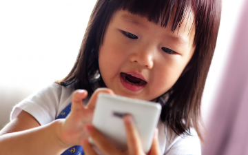Kapan Sebaiknya Seorang Anak Diizinkan Memiliki Handphone?