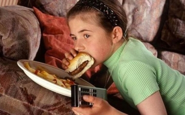 Efek Negatif dari Kebiasaan Anak Makan Sambil Nonton TV